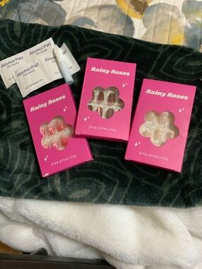 Rainy roses press on nails